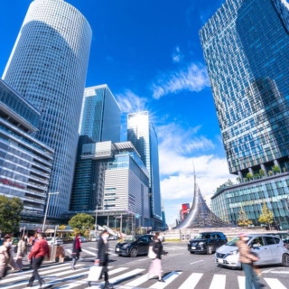 都心の街並み・人と車が行き来している様子