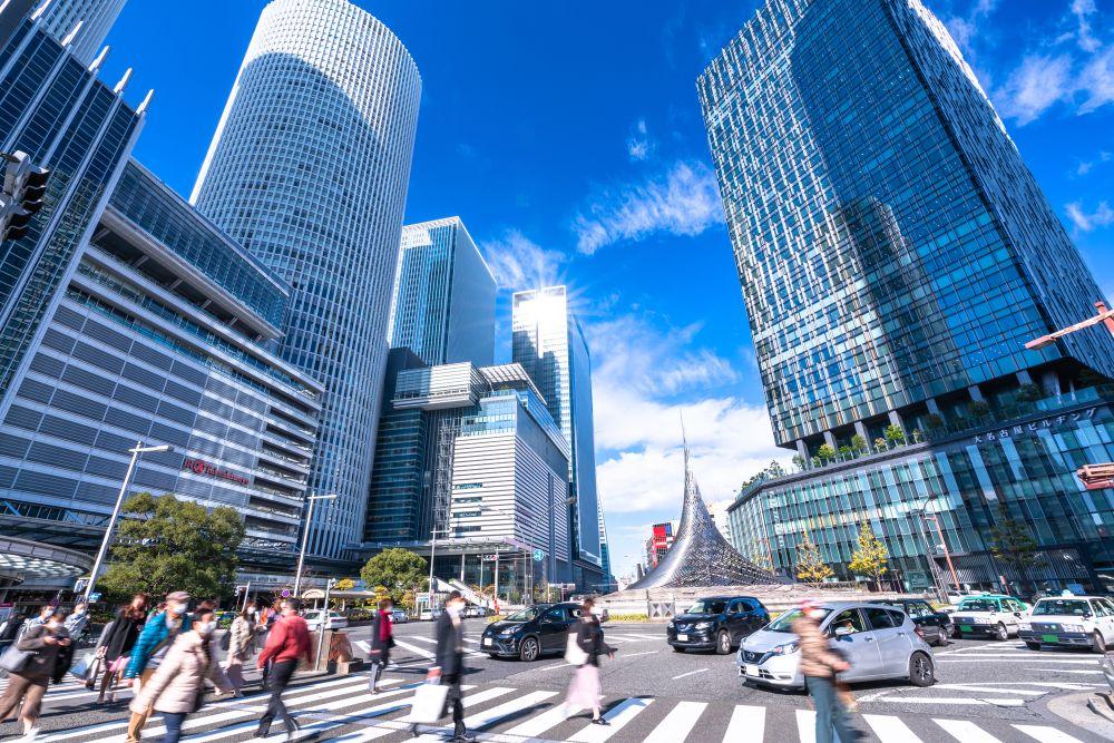 都心の街並み・人と車が行き来している様子