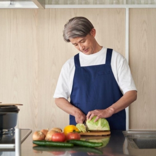 キッチンで料理する男性