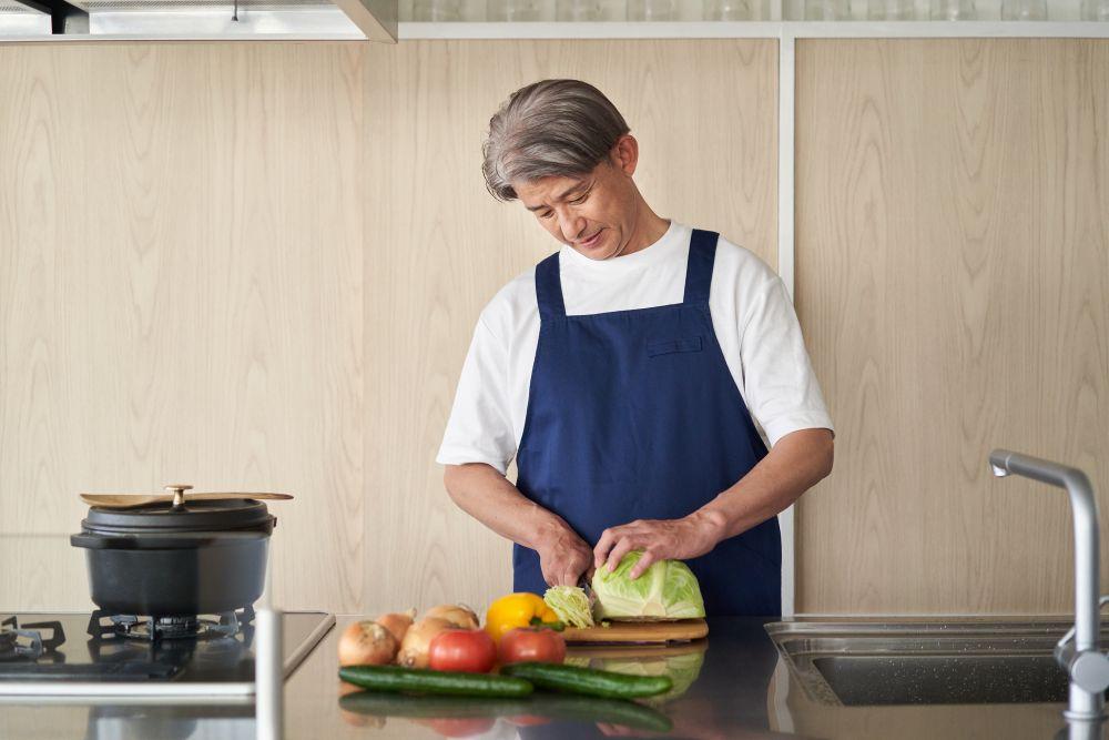 キッチンで料理する男性