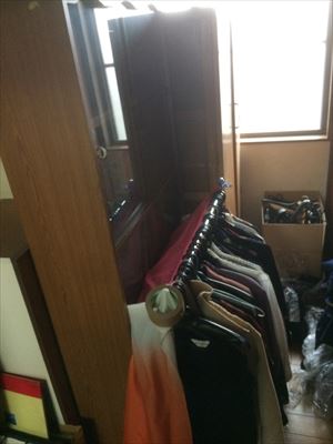 二階の洋室は衣裳部屋のようになっていて、タンスや収納内にたくさんの服がありました。