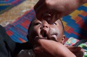 ポリオワクチンを接種している子供