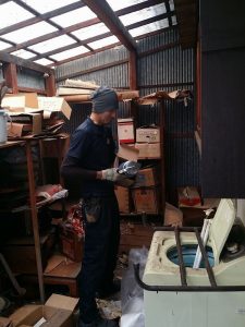 倉庫内で作業するスタッフ