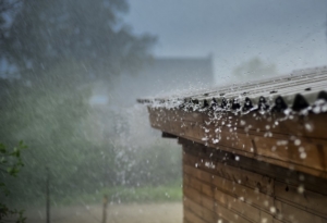 屋根に当たる雨