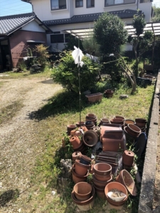 外の植木鉢など