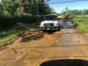 バヌアツの悪路を走行する車