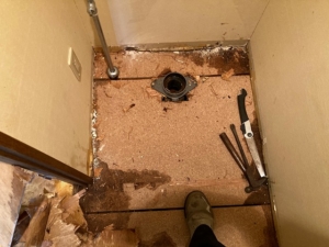トイレ内床板を外してこのようになります、床板下のすのこ部分があり、こちらも当然汚染が広がっておりこちらも後ほど除去。