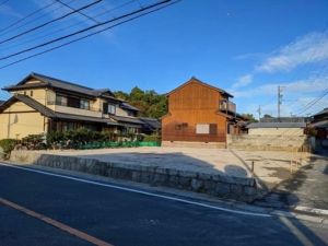 土の上に砂利を敷き詰めさせていただきます。