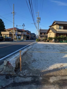 土の上に砂利を敷き詰めさせていただきます。