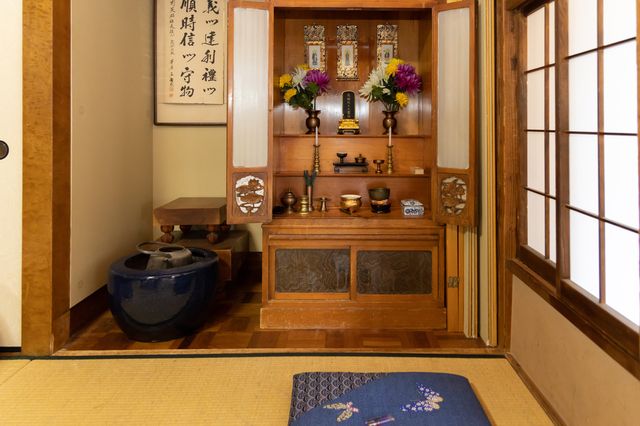 和室の仏間に置かれている仏壇
