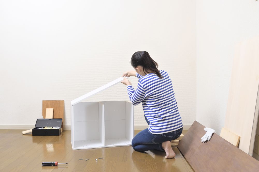 組み立て途中のカラーボックス
