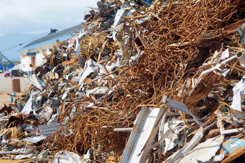 廃材処分を不用品回収業者に依頼する場合の注意点