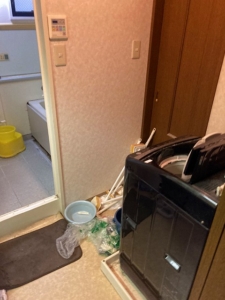 脱衣所に置かれた不用な洗濯機