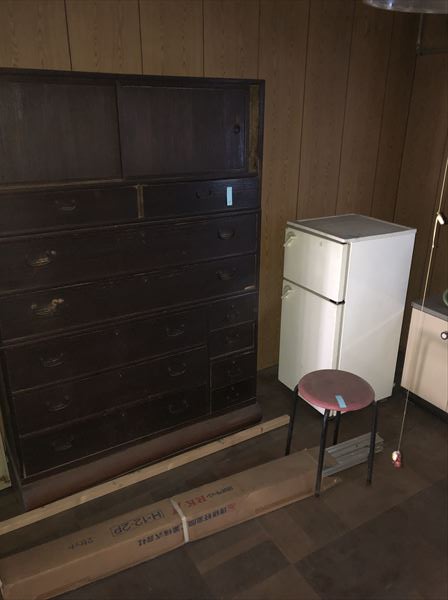古い収納棚と冷蔵庫
