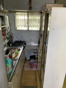 キッチンの不用品、食器棚