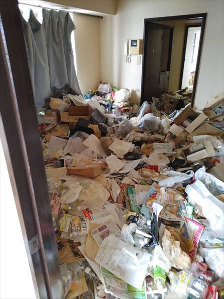 ごみが蓄積したお部屋
