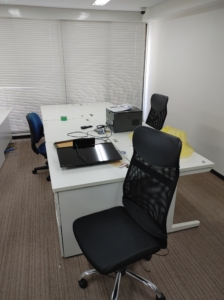 オフィスのデスク椅子パソコン