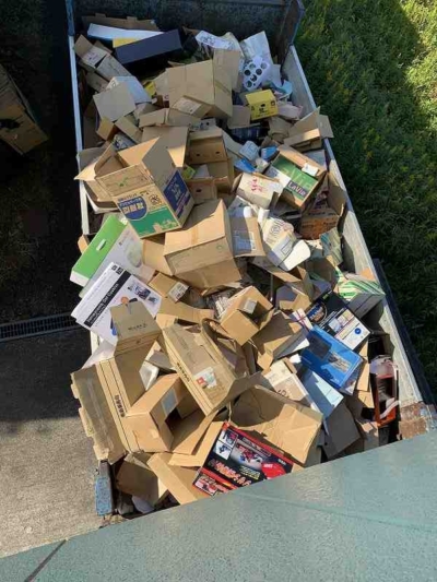 トラックに積み込んだごみ不用品