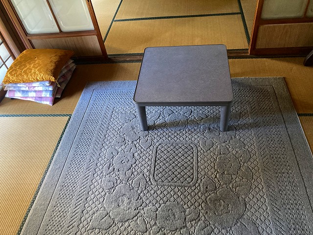 不要なテーブルと絨毯