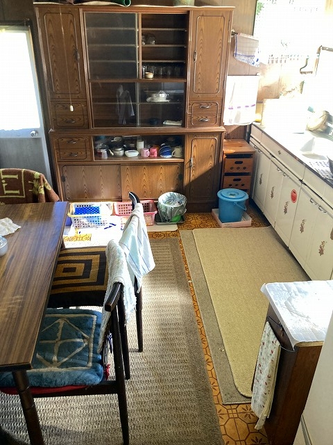 キッチンのダイニングテーブルと食器棚