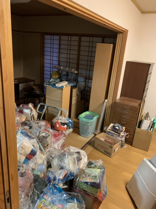 お片づけ作業前の室内