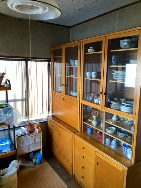 台所の食器とその棚