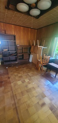 応接室 作業後 解体の為に木製家具残し