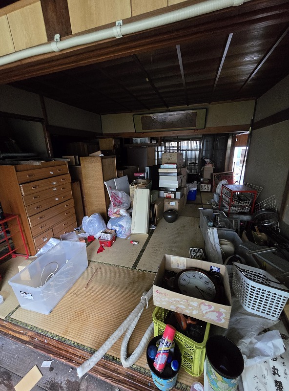 作業途中の画像 解体の為 木製品は左手にまとめてあります
