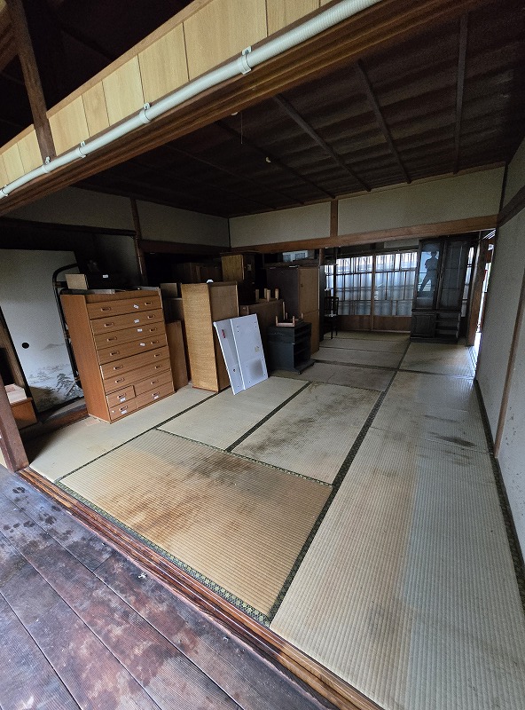 解体屋さんが作業しやすいように木製品まとめてあります