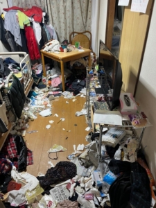 ゴミ屋敷寝室片付け前