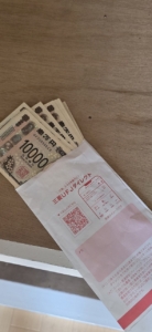 机の上に現金が　家賃を払う様に用意していた物かと思います。