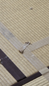ガムテープを剥がして行きました。