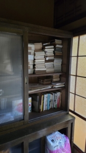 食器棚に本を移動しました。
