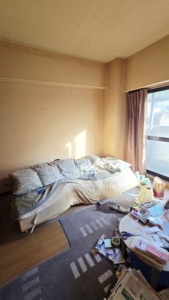 ベットにもたれる感じで座ったまま亡くなられたそうです。